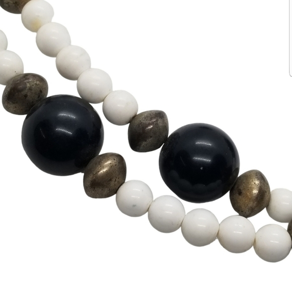 VINTAGE WHITE & BLACK ACRYLIC BEADED DOUBLE LAYERED WIRE COLLAR NECKLACE - Picture 3 of 4